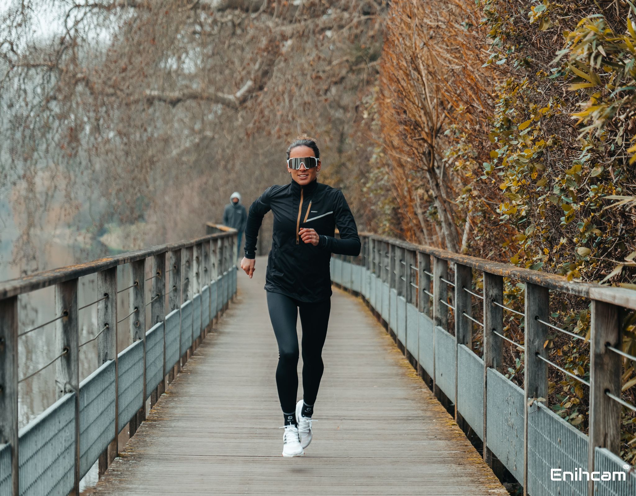 Camille thiré en pleine course sur un pont pendant l'automne