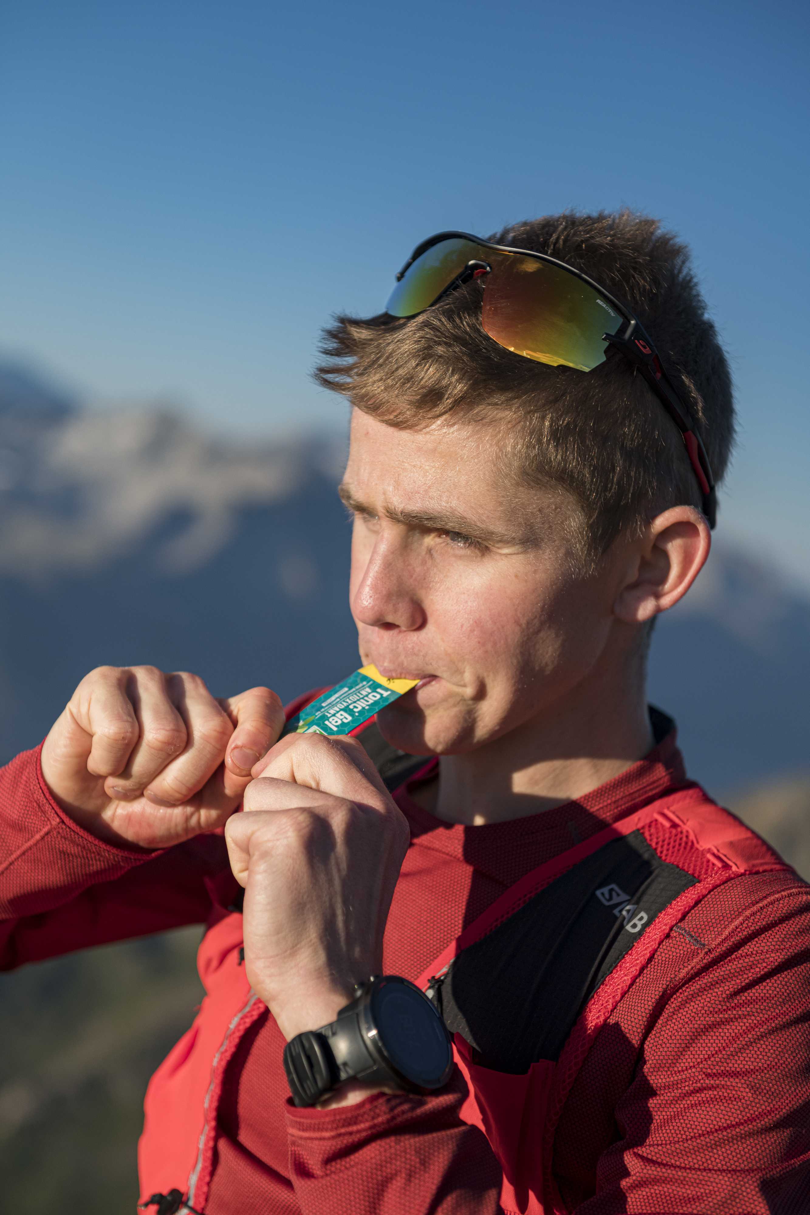 Davide Magnini en train de prendre un gel meltonic