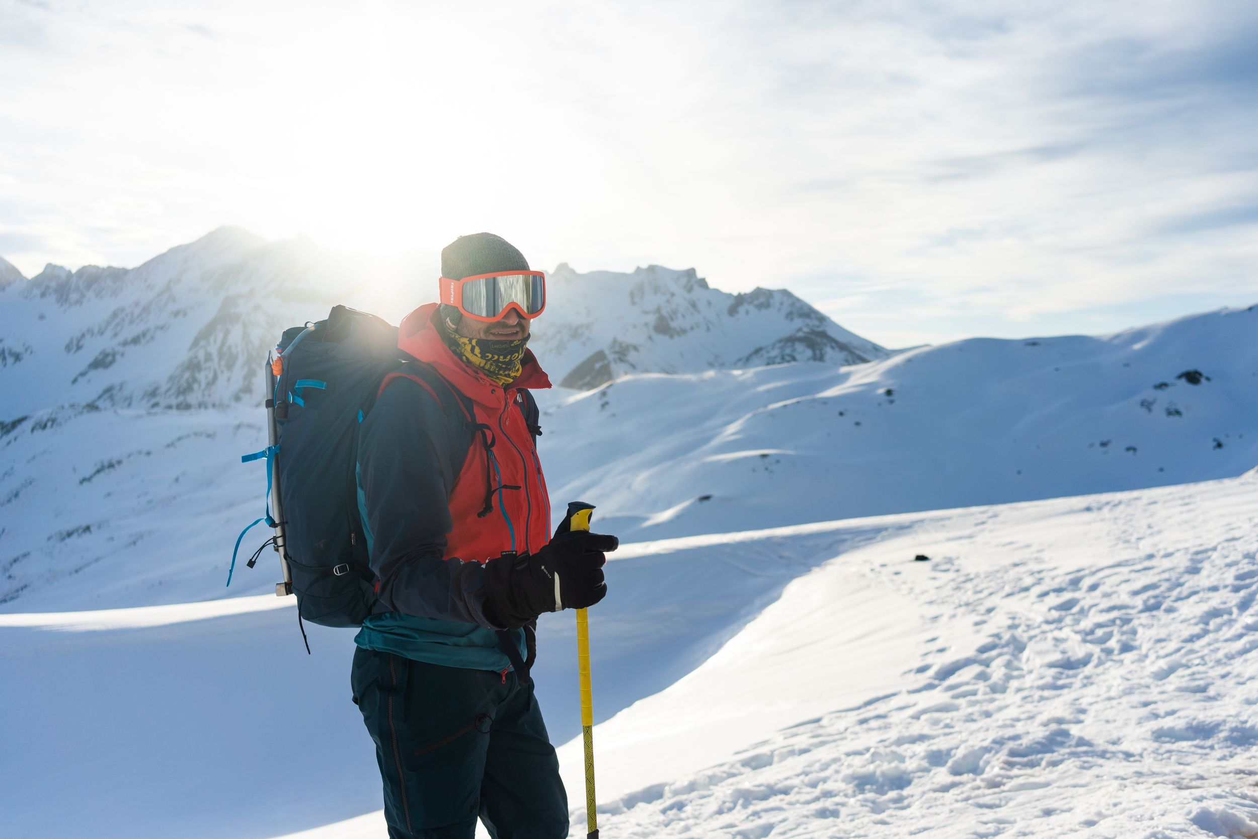 Julien Colonge en tenue de ski sur les pistes