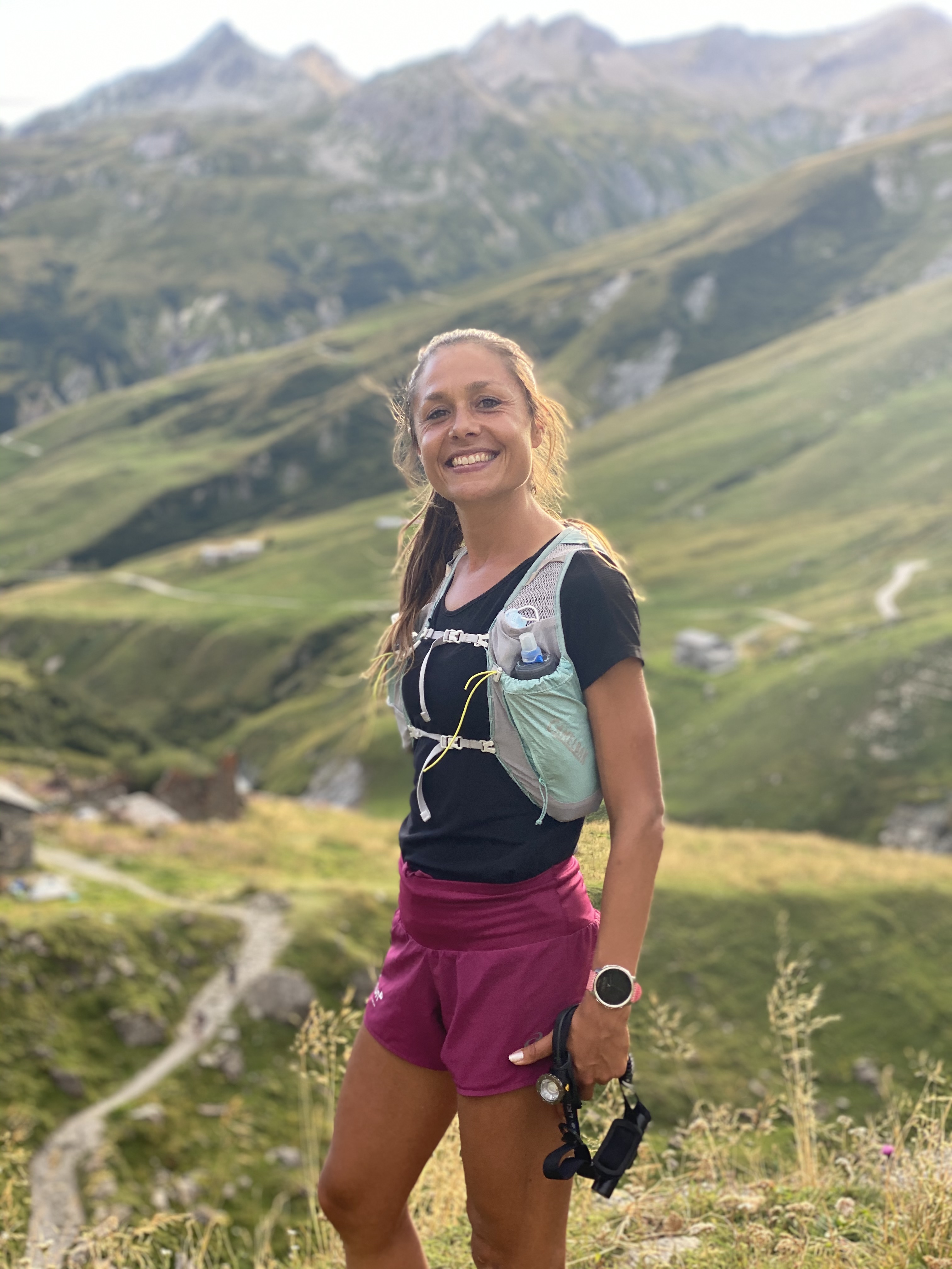 Sylvaine Cussot, Traileuse pose devant une montagne