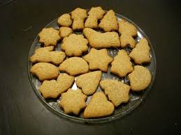 Une dizaine de biscuits de noël dans une assiette