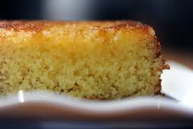 Image d'un gâteau fait maison à la semoule et au miel
