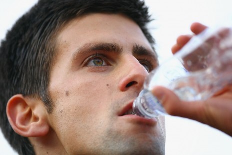 novak djokovic tennisman buvant dans une bouteille d'eau