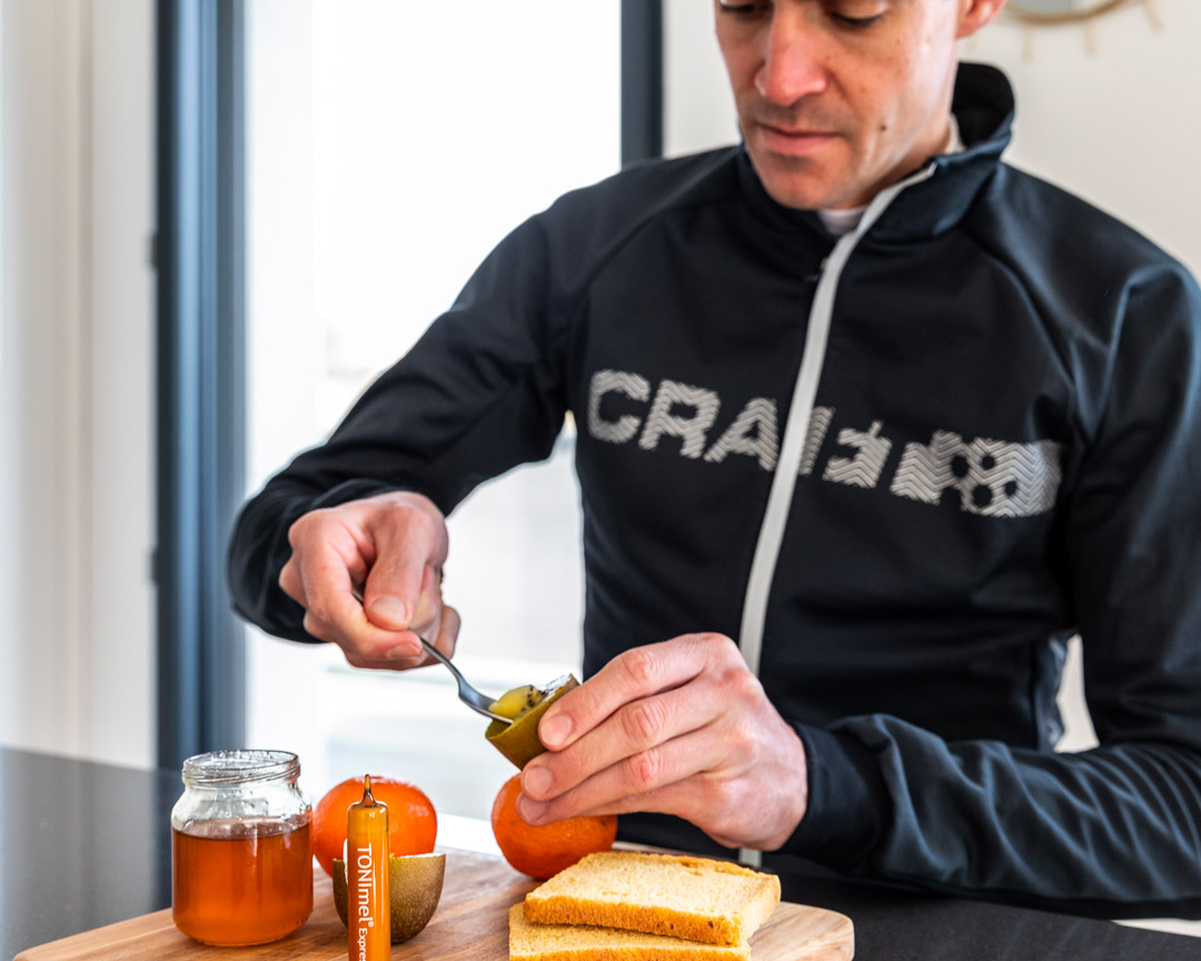 Un sportif prend sont petit déjeuner avec du miel et de la gelée royale