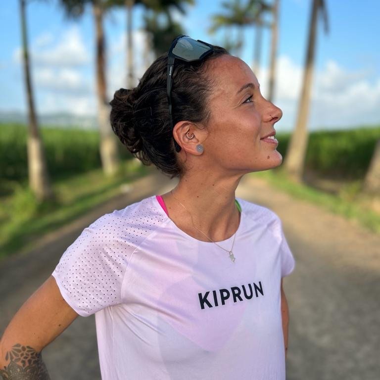Camille Thiré souriante avec une casquette 