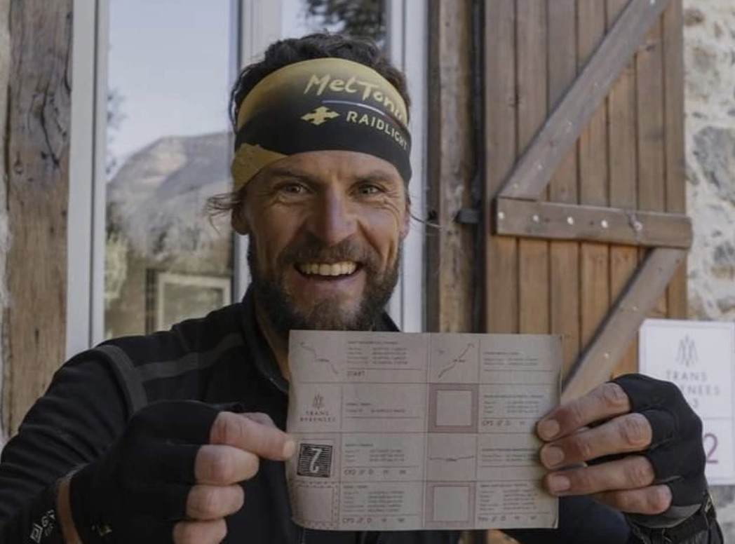 Camille Thiré souriante avec une casquette 