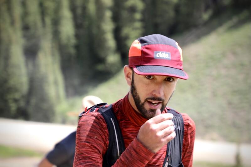 Camille thiré en pleine course sur un pont pendant l'automne