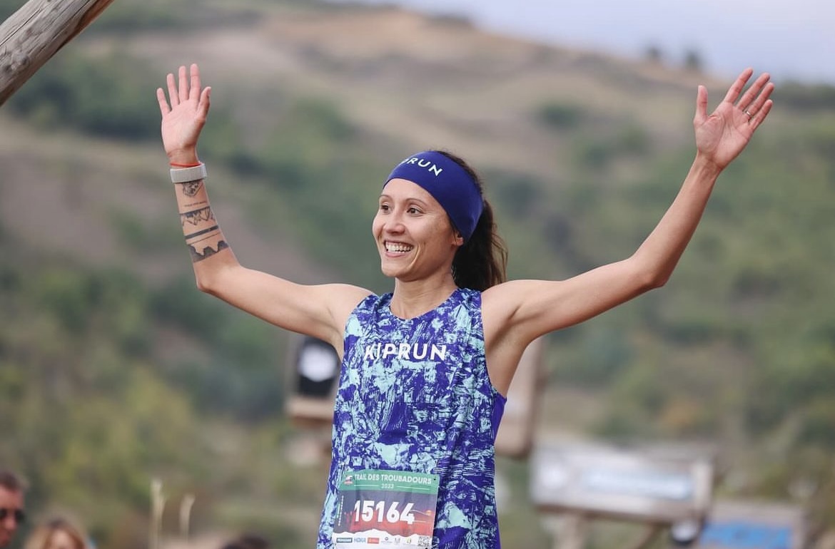 Camille Thiré souriante avec une casquette 