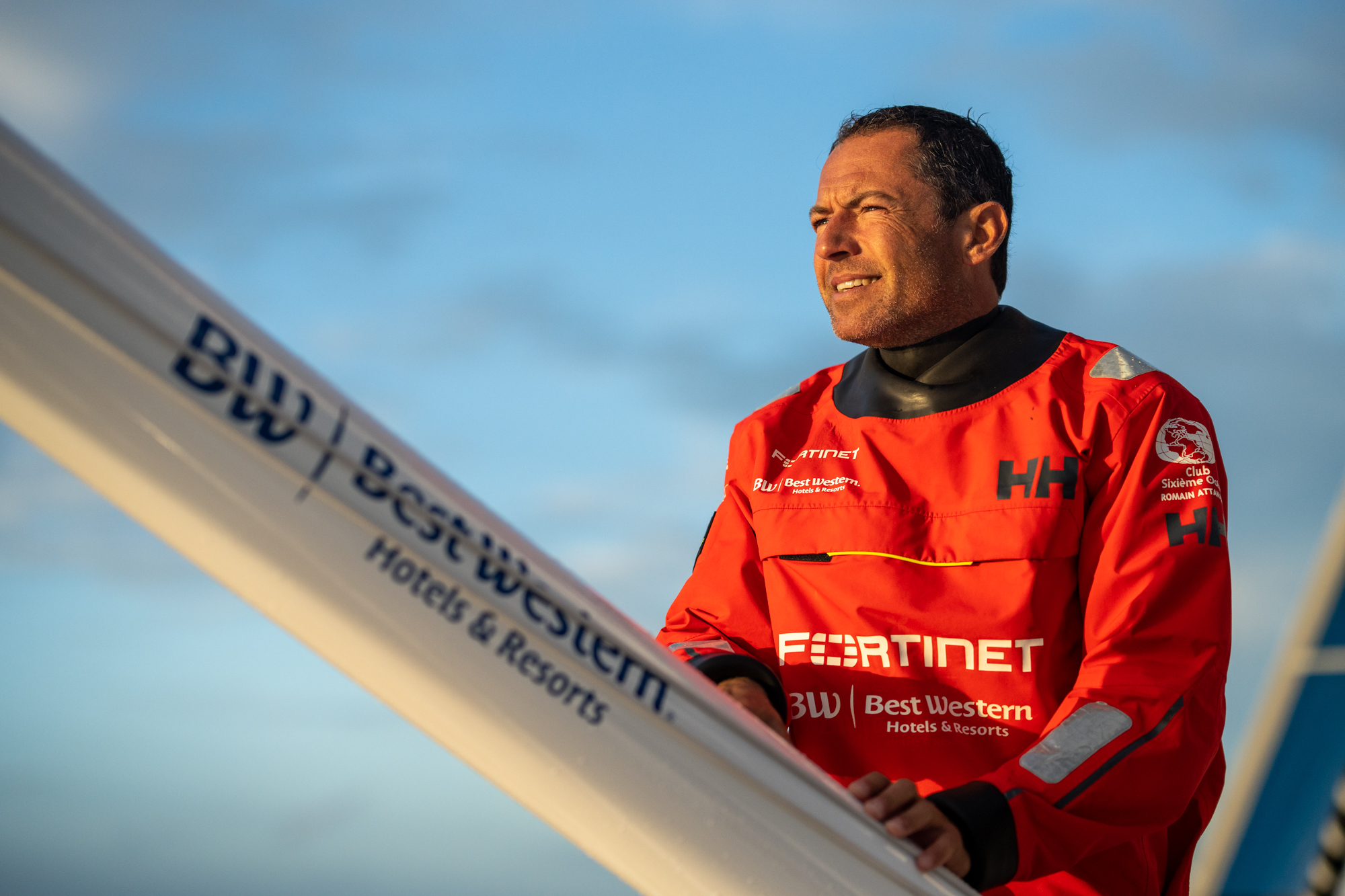Camille thiré en pleine course sur un pont pendant l'automne